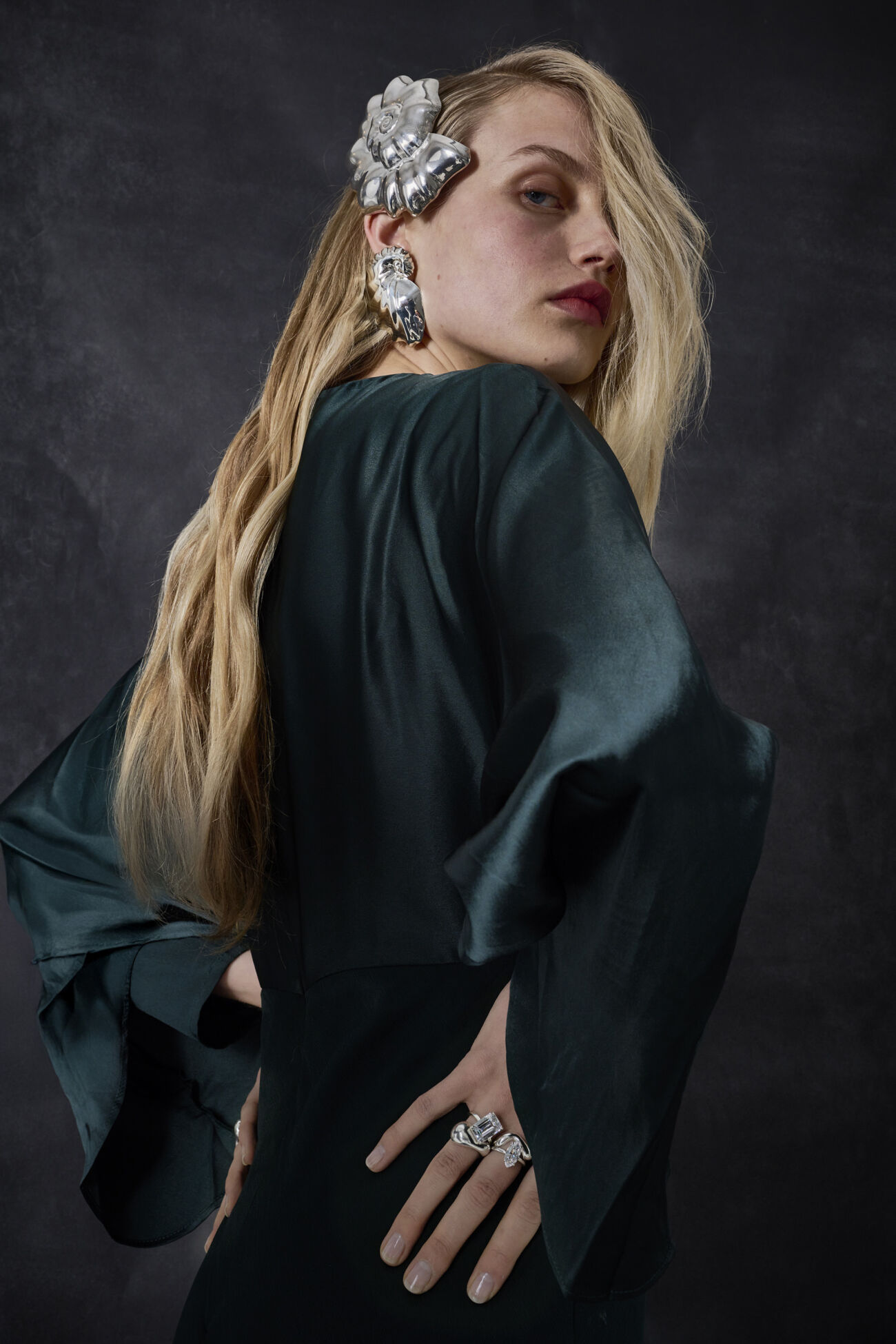 Elisa lee x tom eerebout abalone shell oorbel m 2