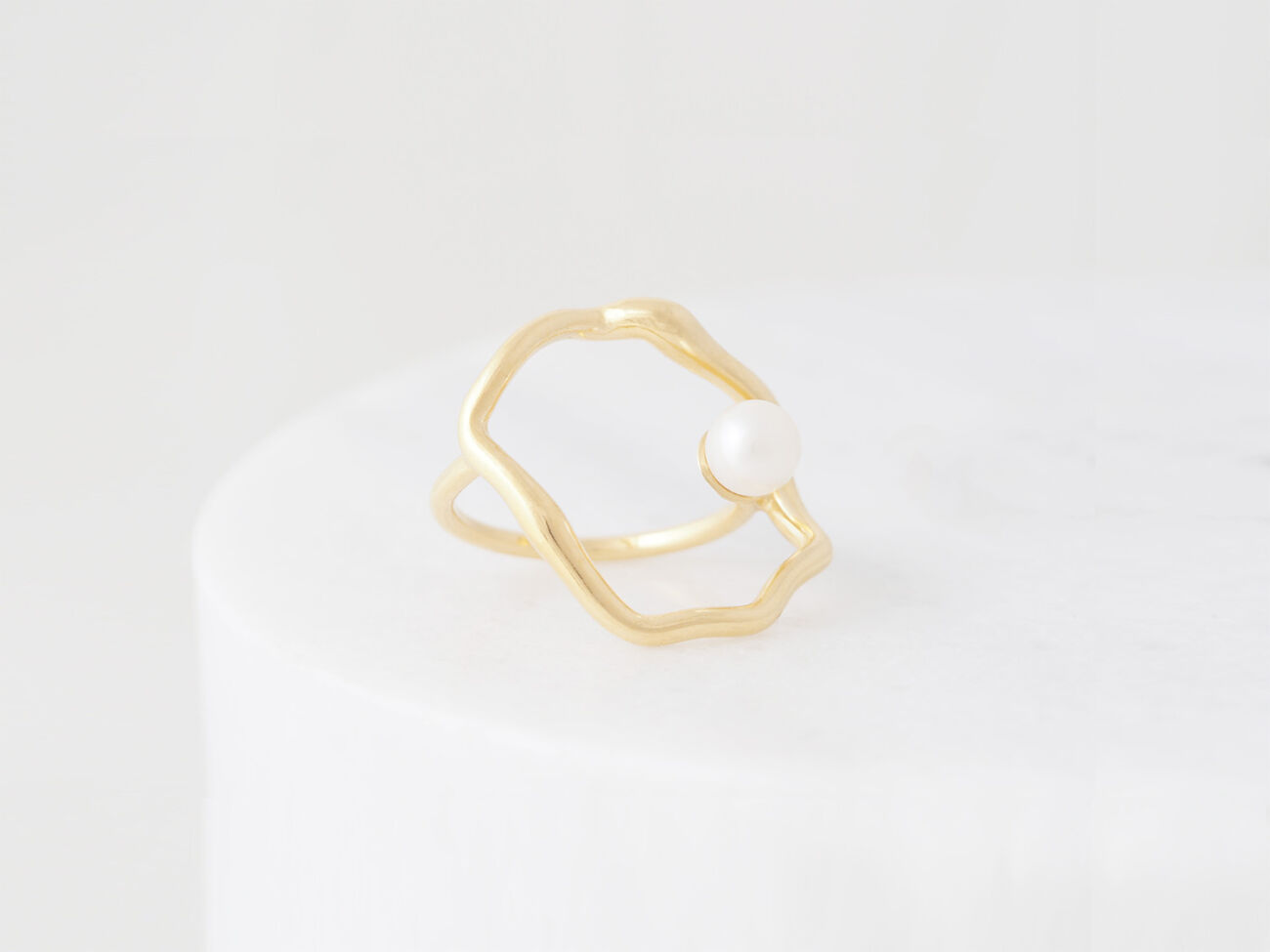 Aqua ring with pearl web