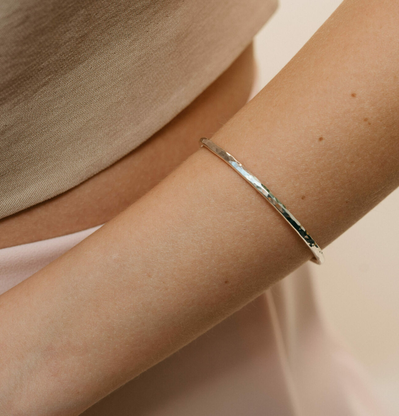 Round armband met hamerslag