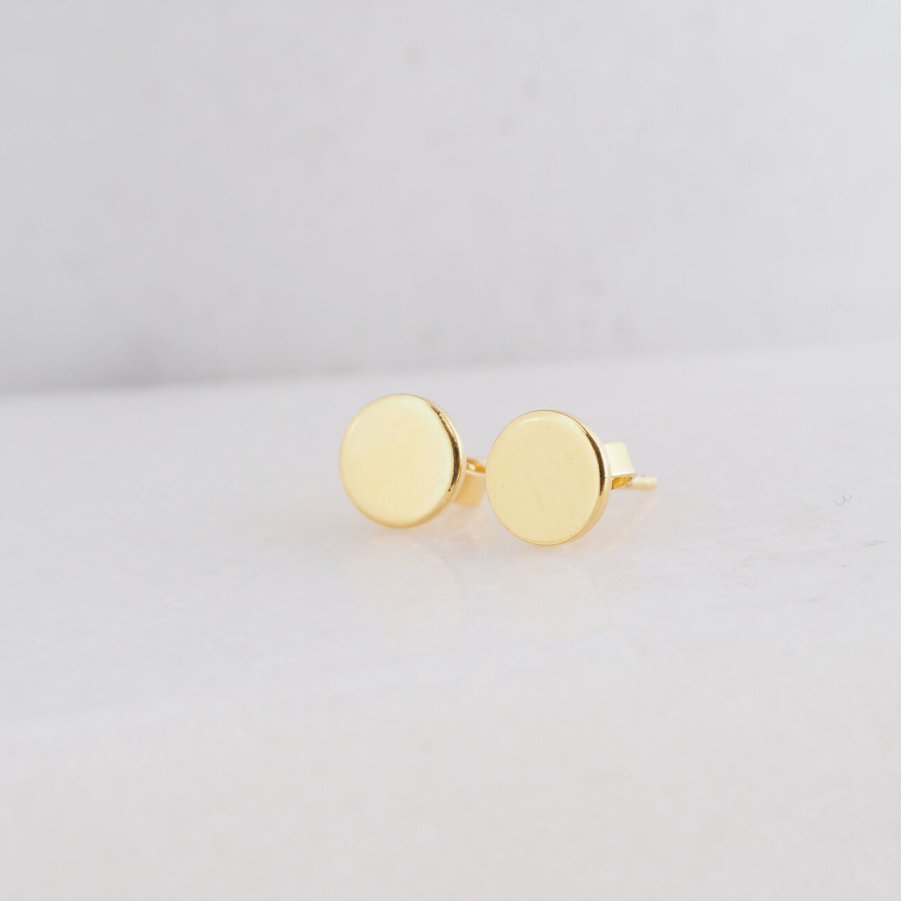 Button moments earrings mat