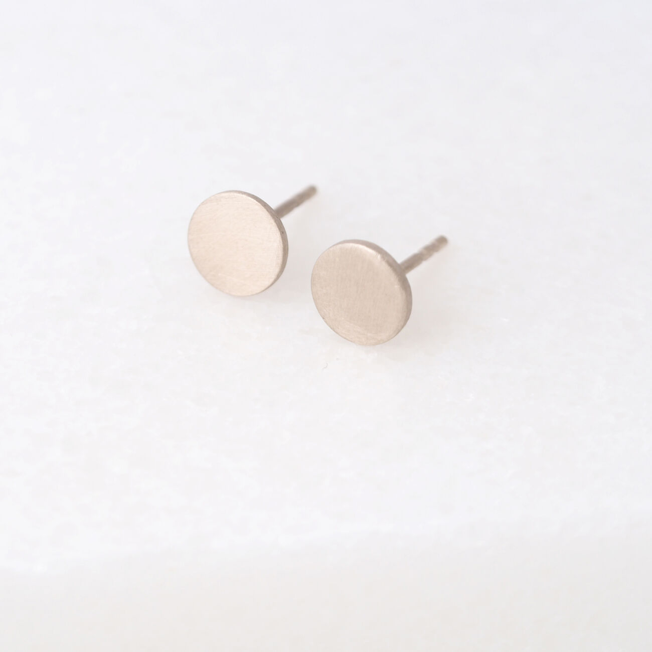 Moment buttons 18 K witgoud 1
