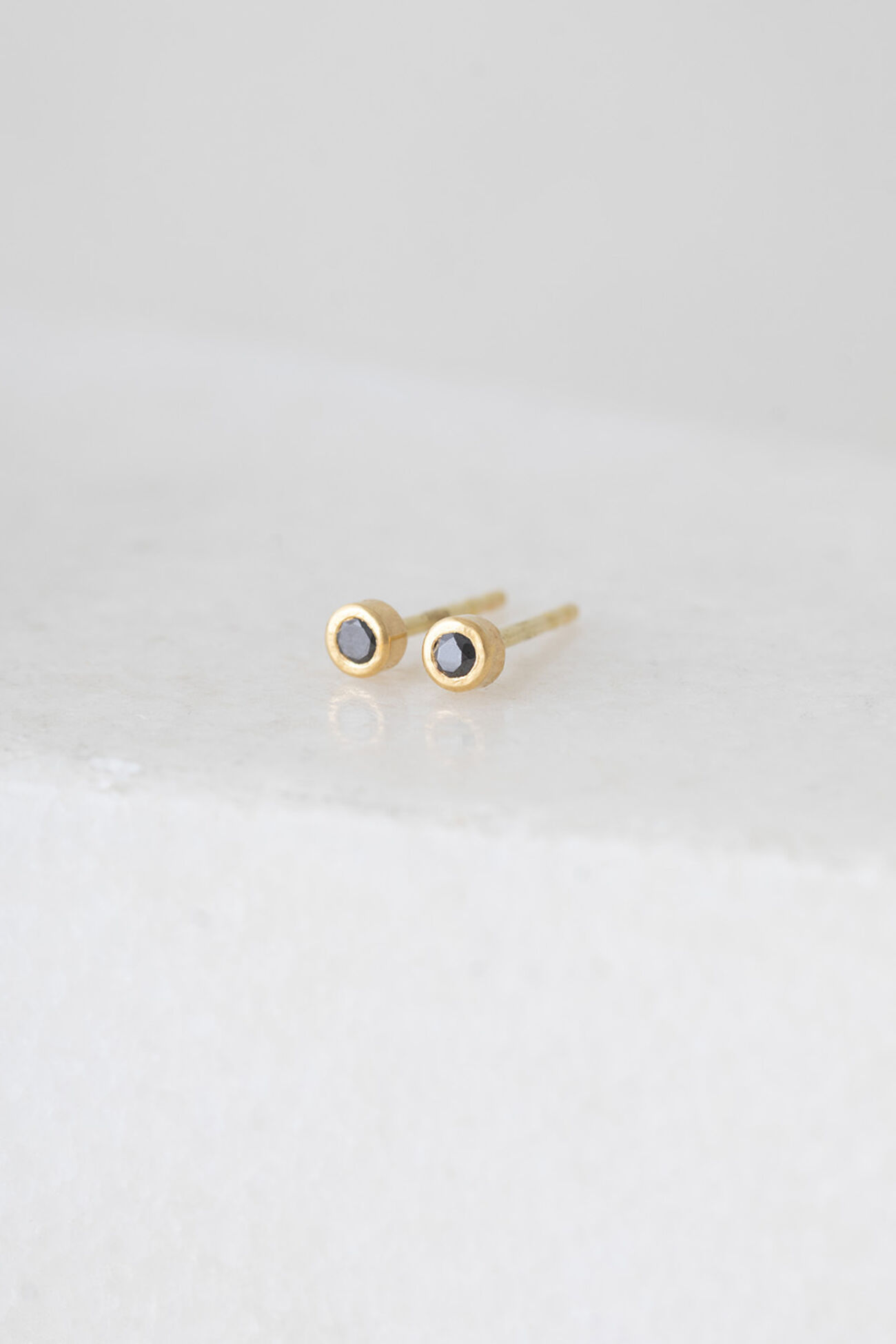 Elisalee button geboortesteen 18k 1