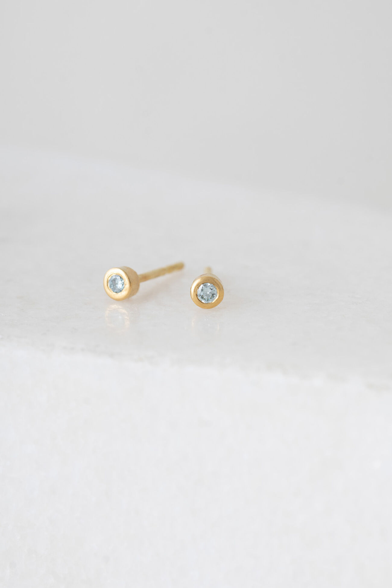 Elisalee button geboortesteen 18k 2