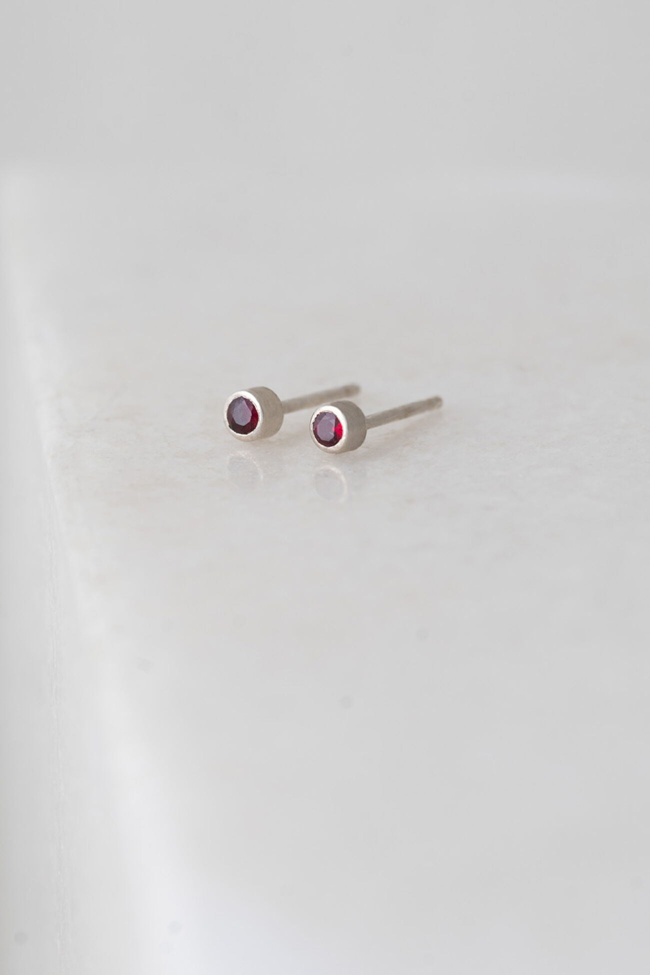 Elisalee button geboortesteen 18k 3