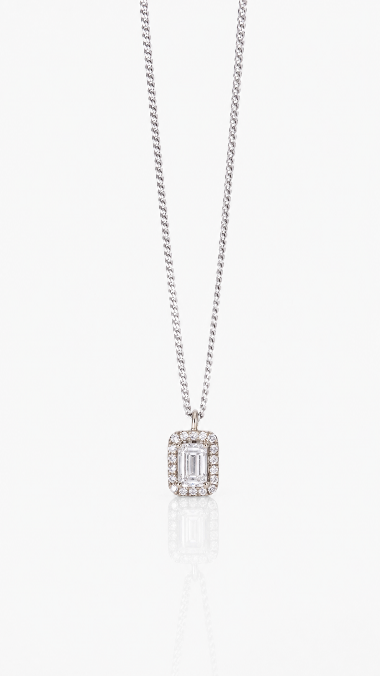 Elisalee lux halssnoer halo emerald cut 6x4 1