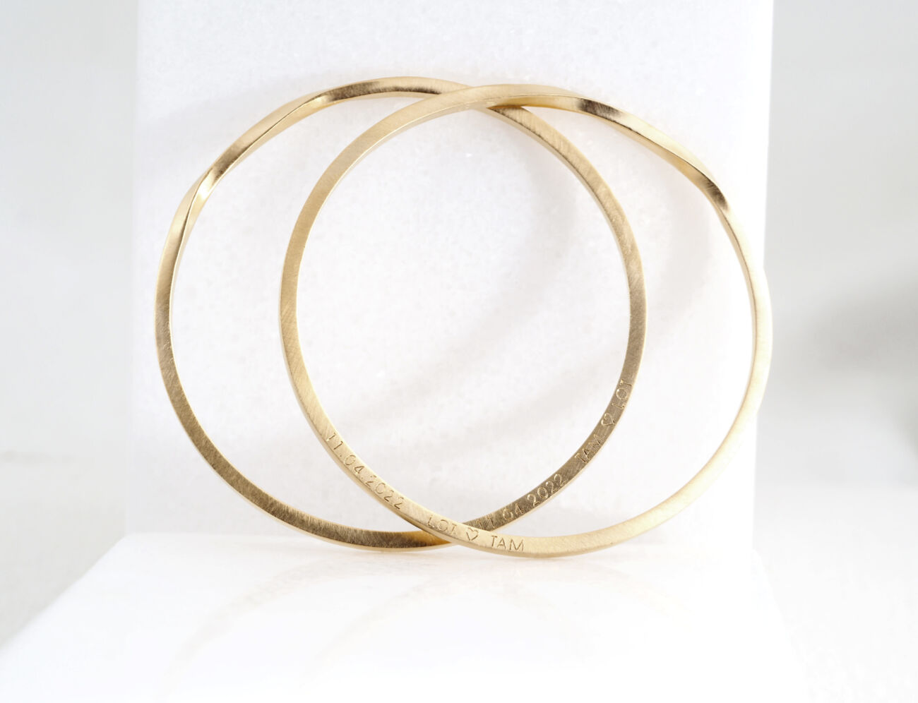 Twist armband gravure geel