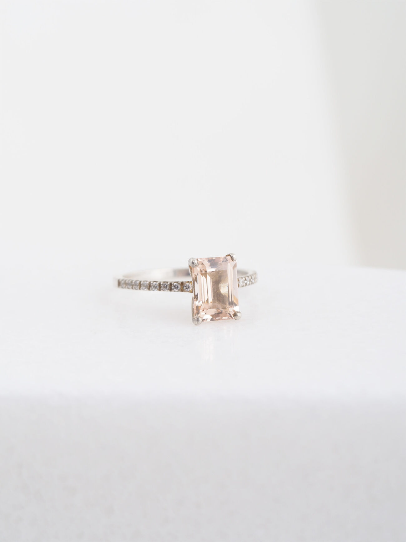 Emerald cut morganiet 8x6 diamant 2web