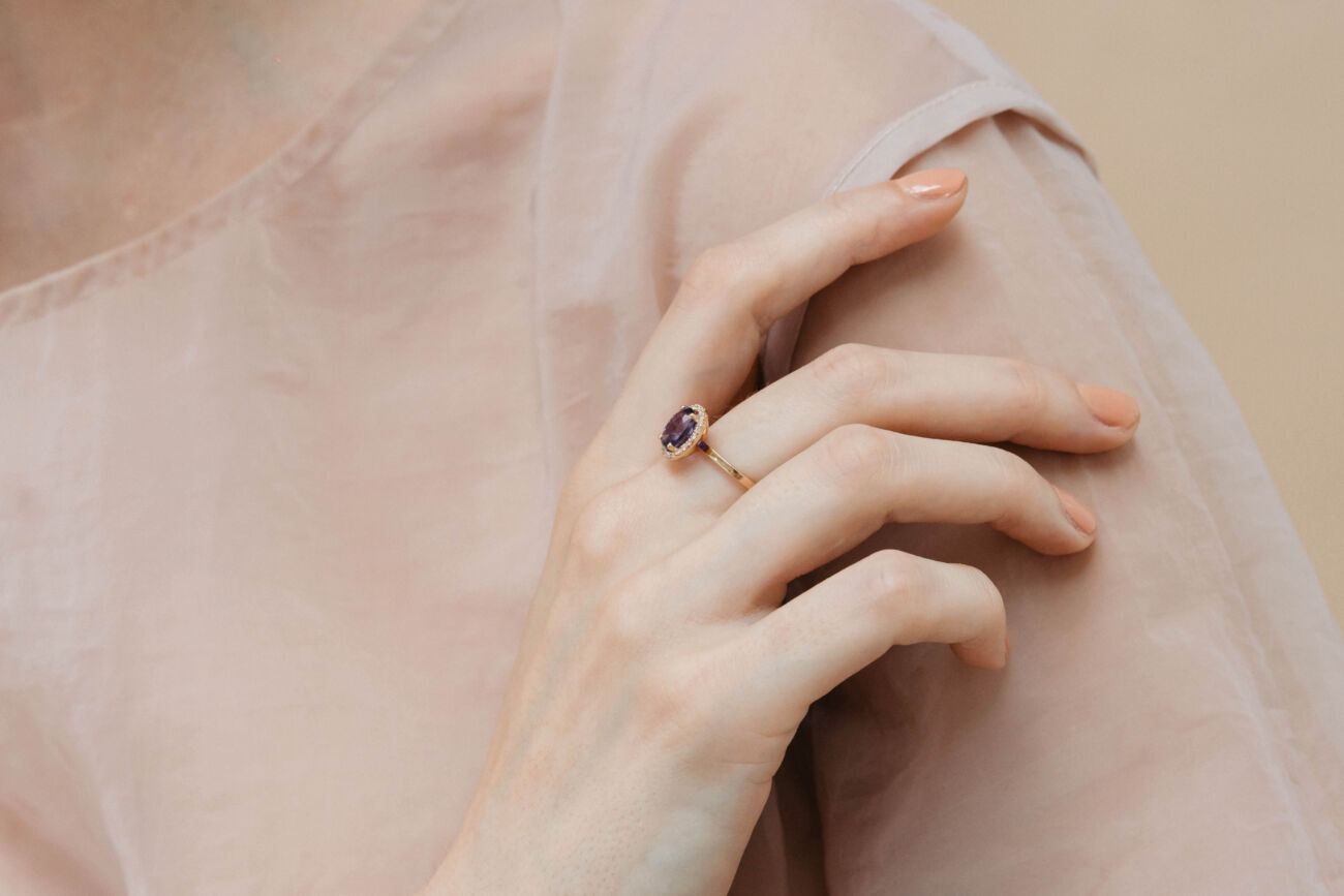 elisa lee oval halo lux 18K goud ring paarse saffier