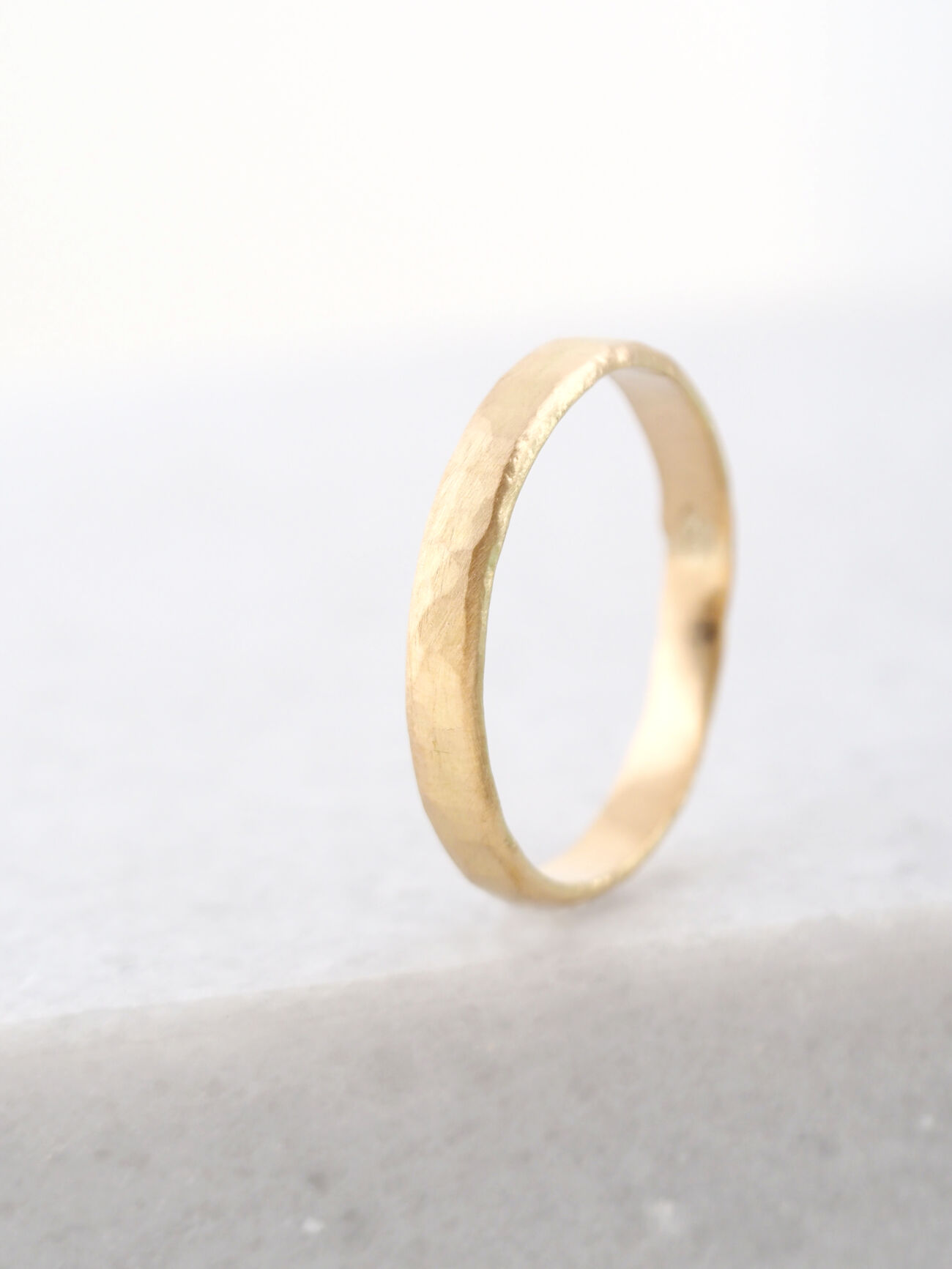 elisa lee trouwring 18k geel kleine hamer