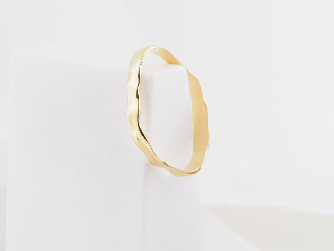 ELISA LEE AQUA FLAT LARGE ARMBAND GEEL VERGULD