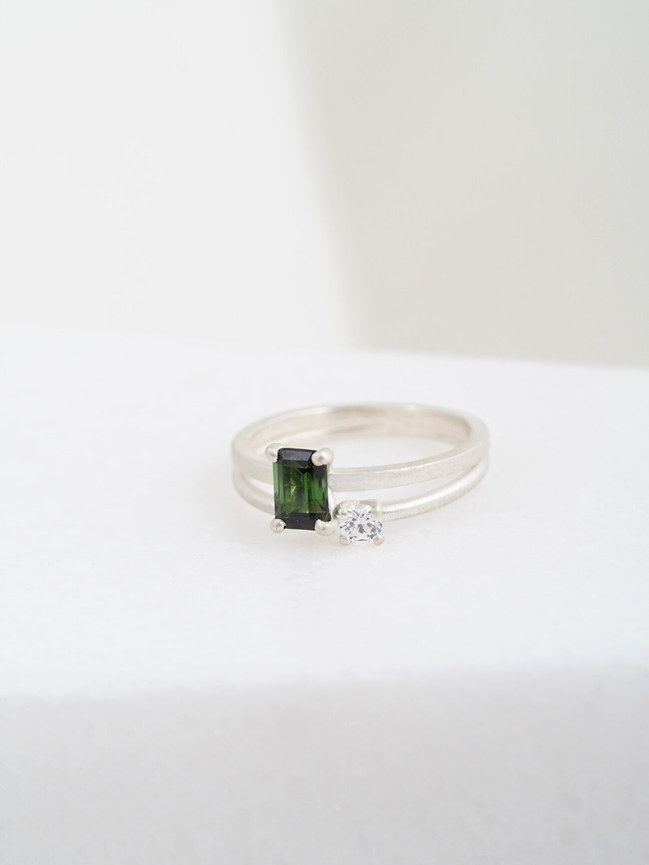 Elisa lee lux mini emerald cut toermalijn ring 18 K WG small 2