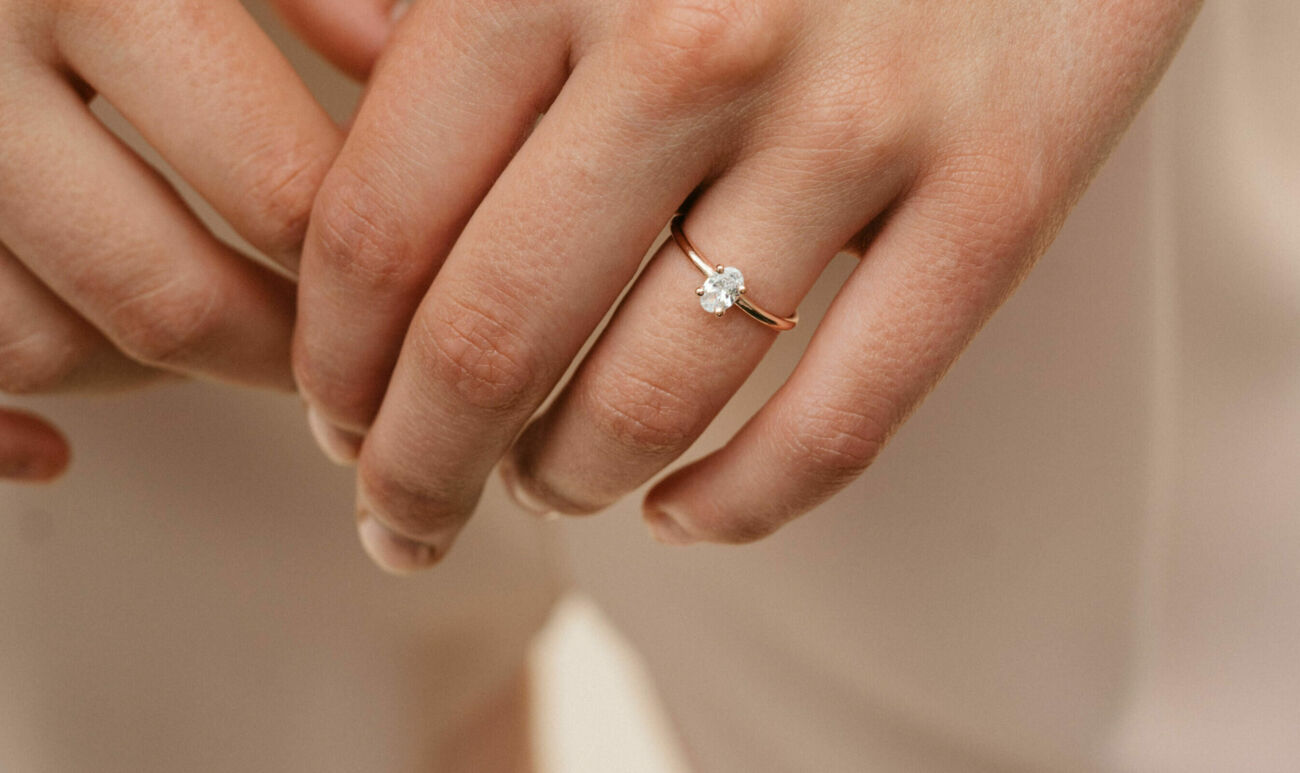 Oval lux diamond ring