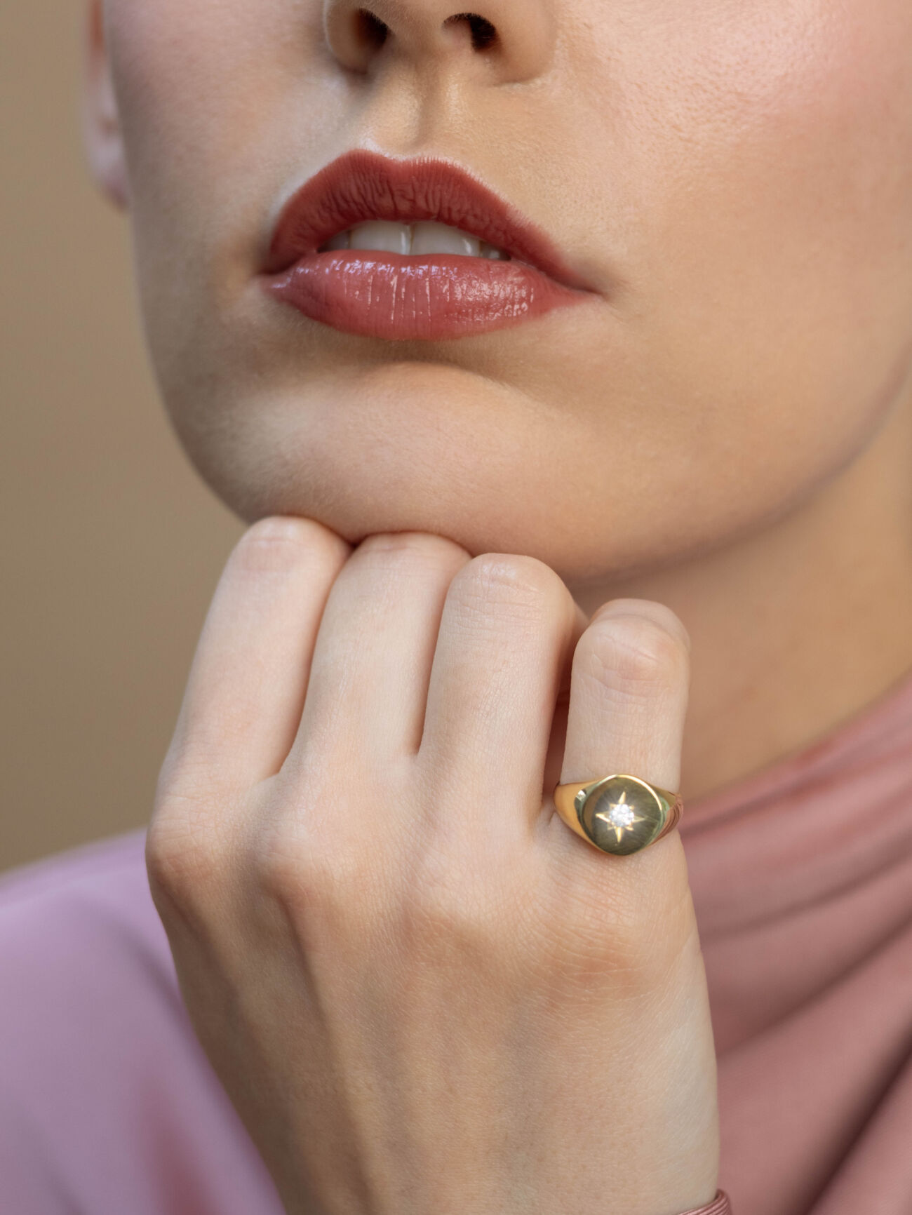 Elisa lee shifted shifted round diamond start ring