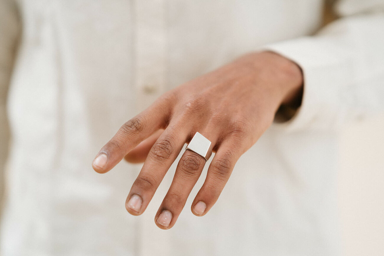 elisa lee shifted s10 zegelring 18K wit goud