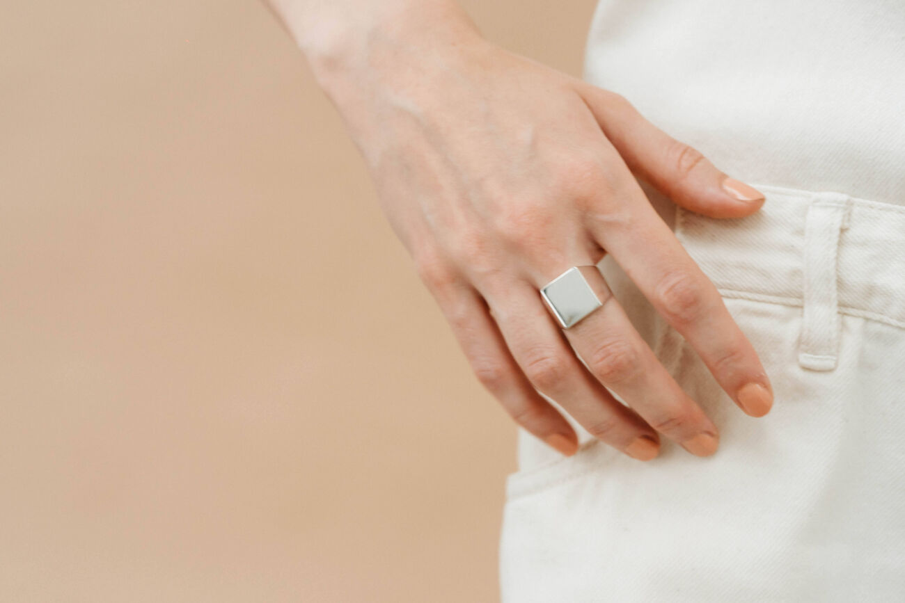 elisa lee shifted S12 seal ring 18K white gold