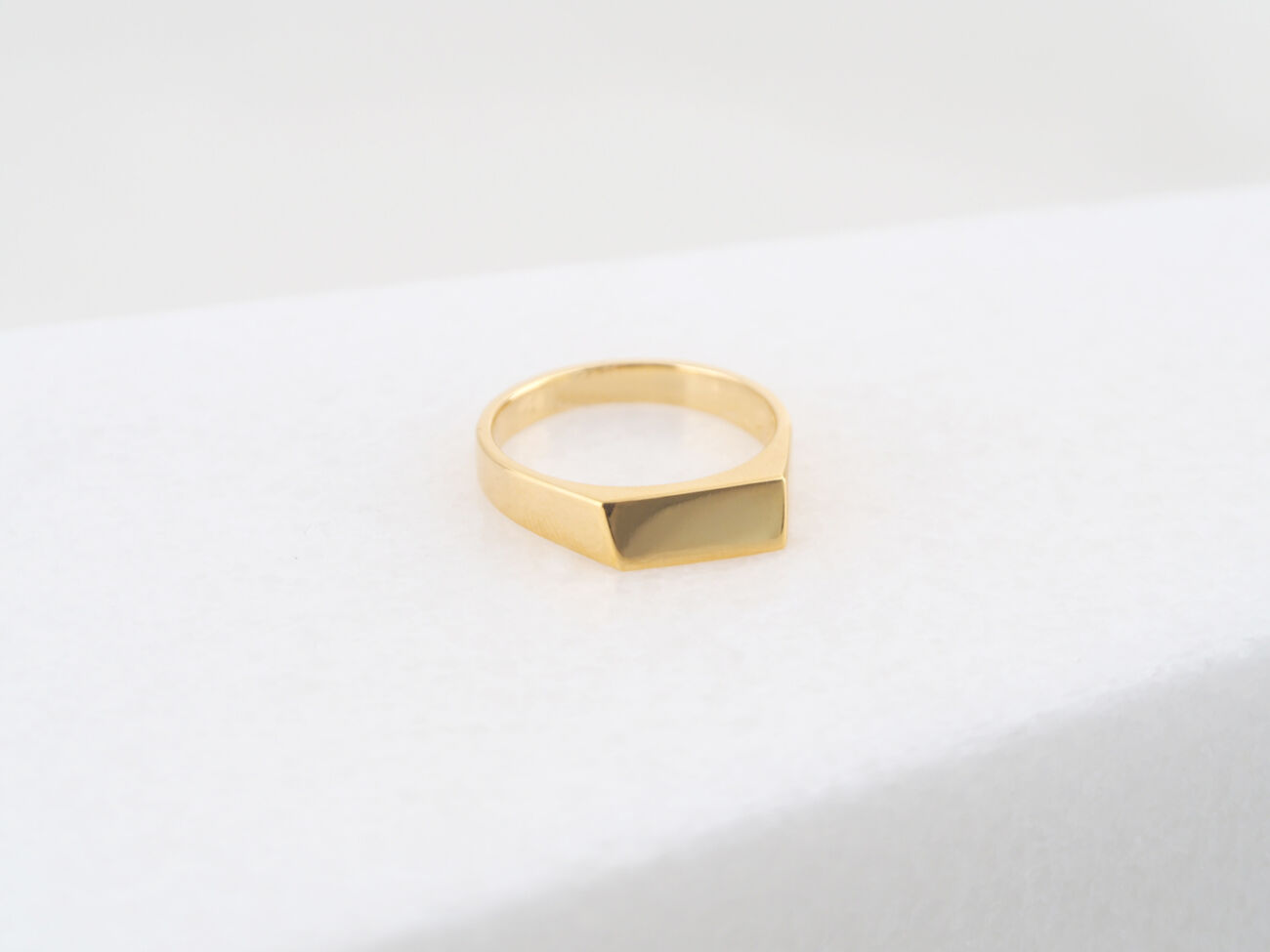 Elisalee shifted S2 18 K yellow gold signet ring