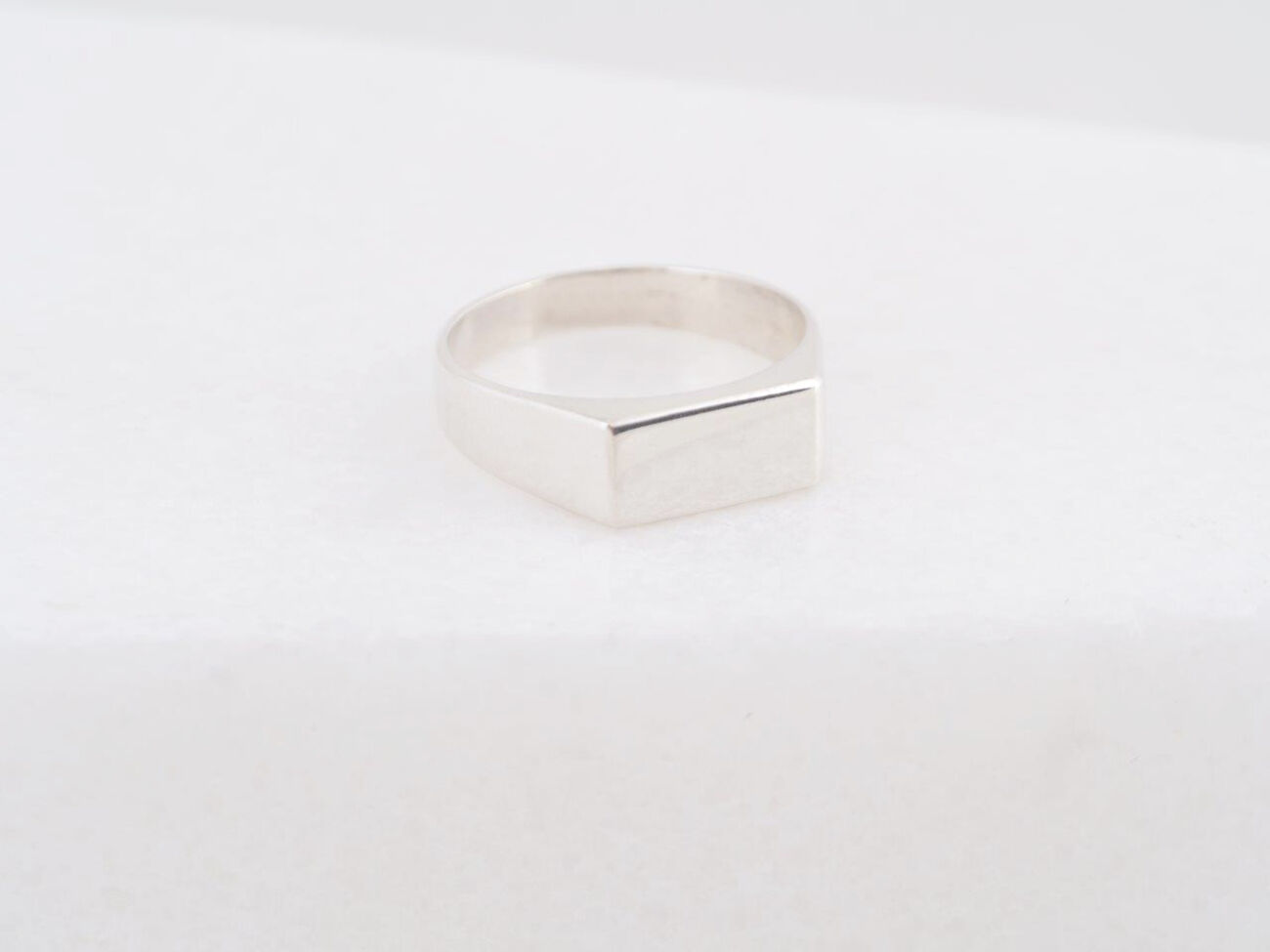 Elisalee sealring shifted S7 18 K white gold