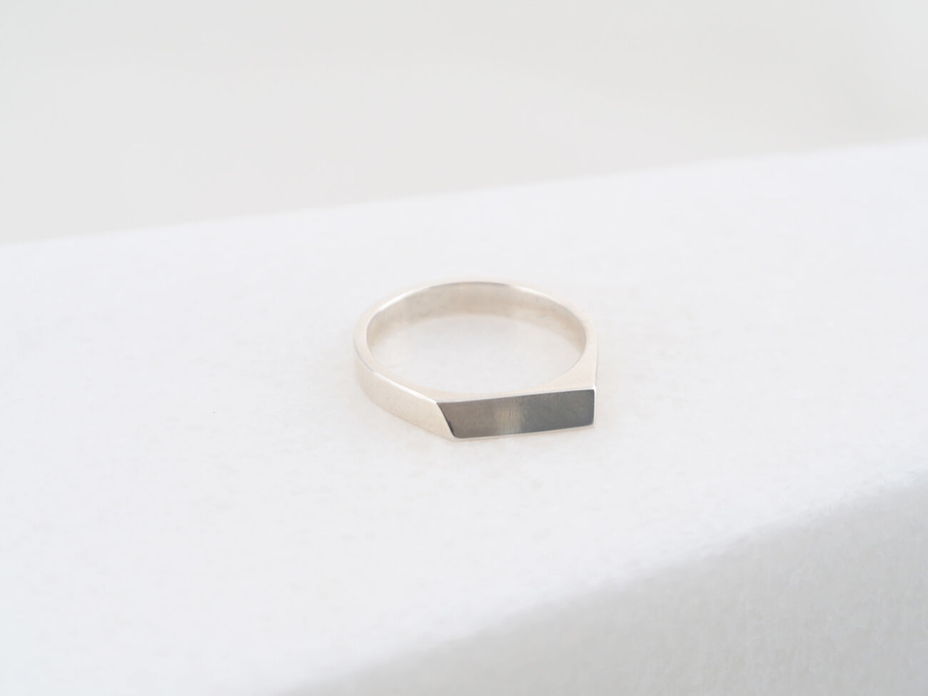 elisa lee shifted S1 signet ring 18K white gold