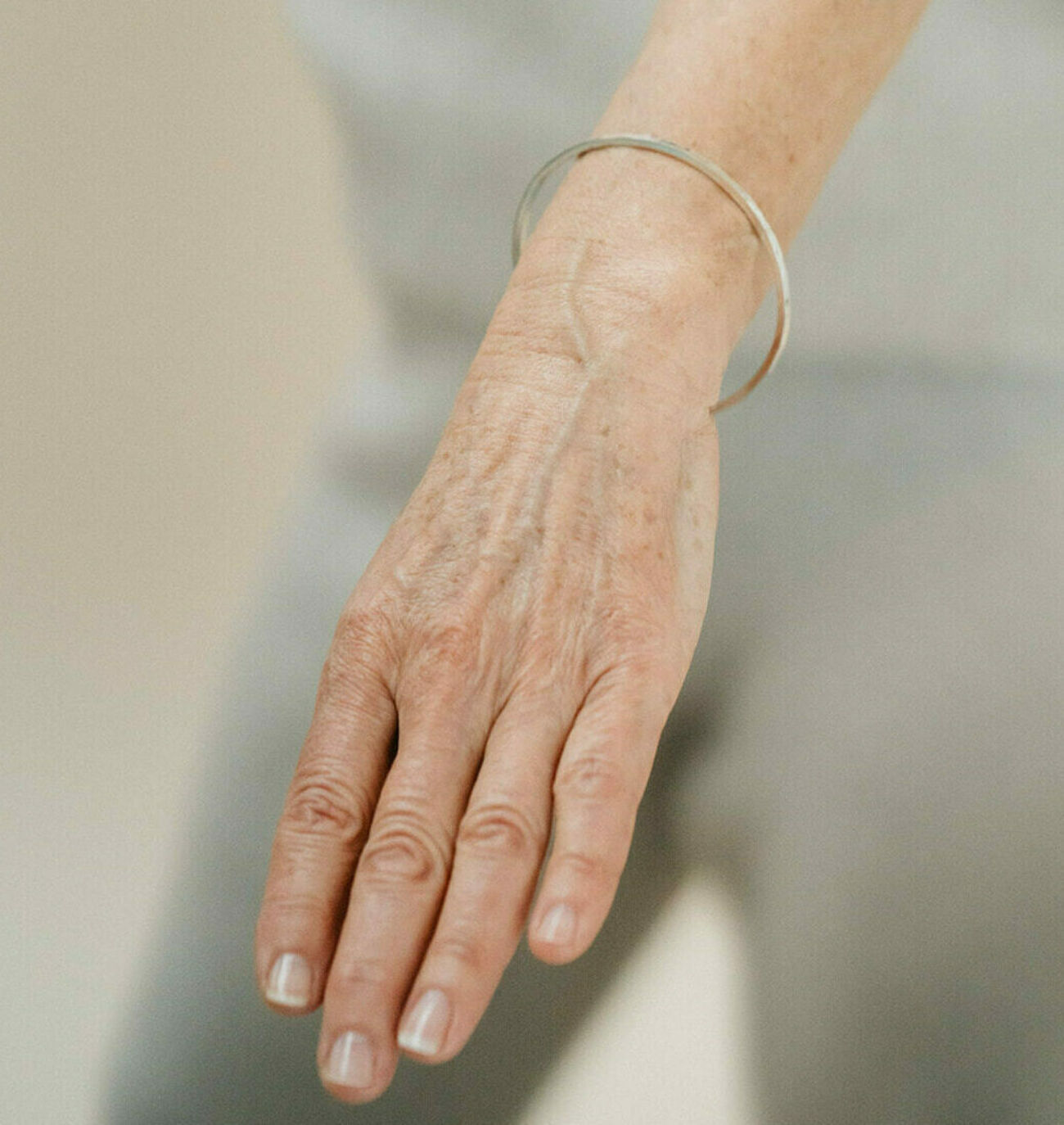 elisa lee square armband met hamerslag 3