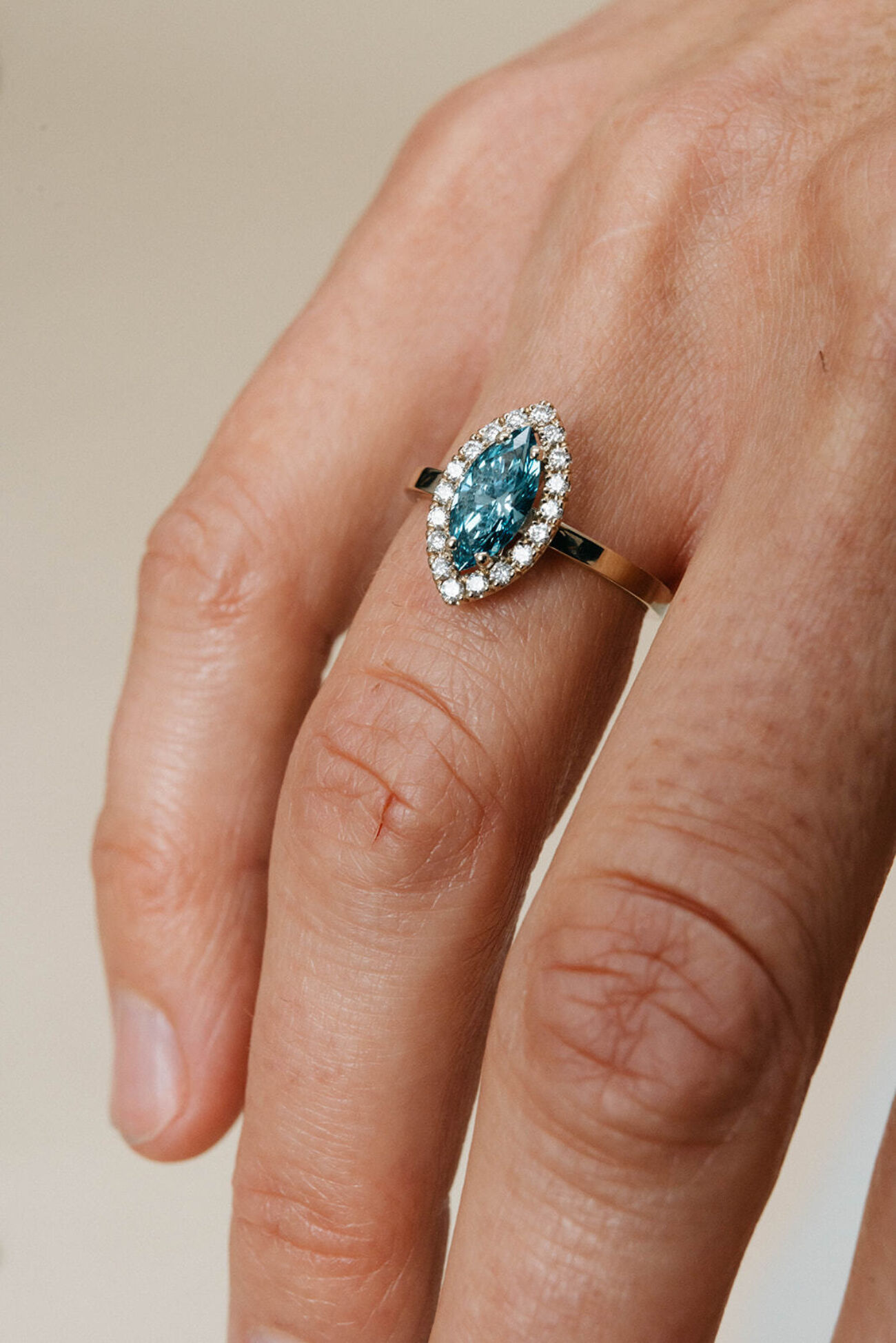 elisa lee sylvie ring 18K goud blauwe LAB diamant markies