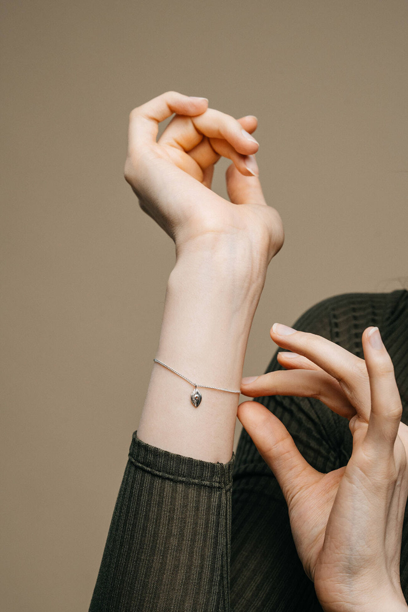Elisa lee talisman armbanden the viewer 4