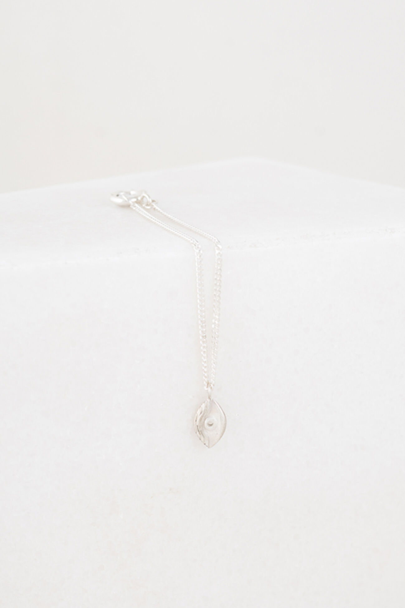 Elisalee the viewer mini armband 3