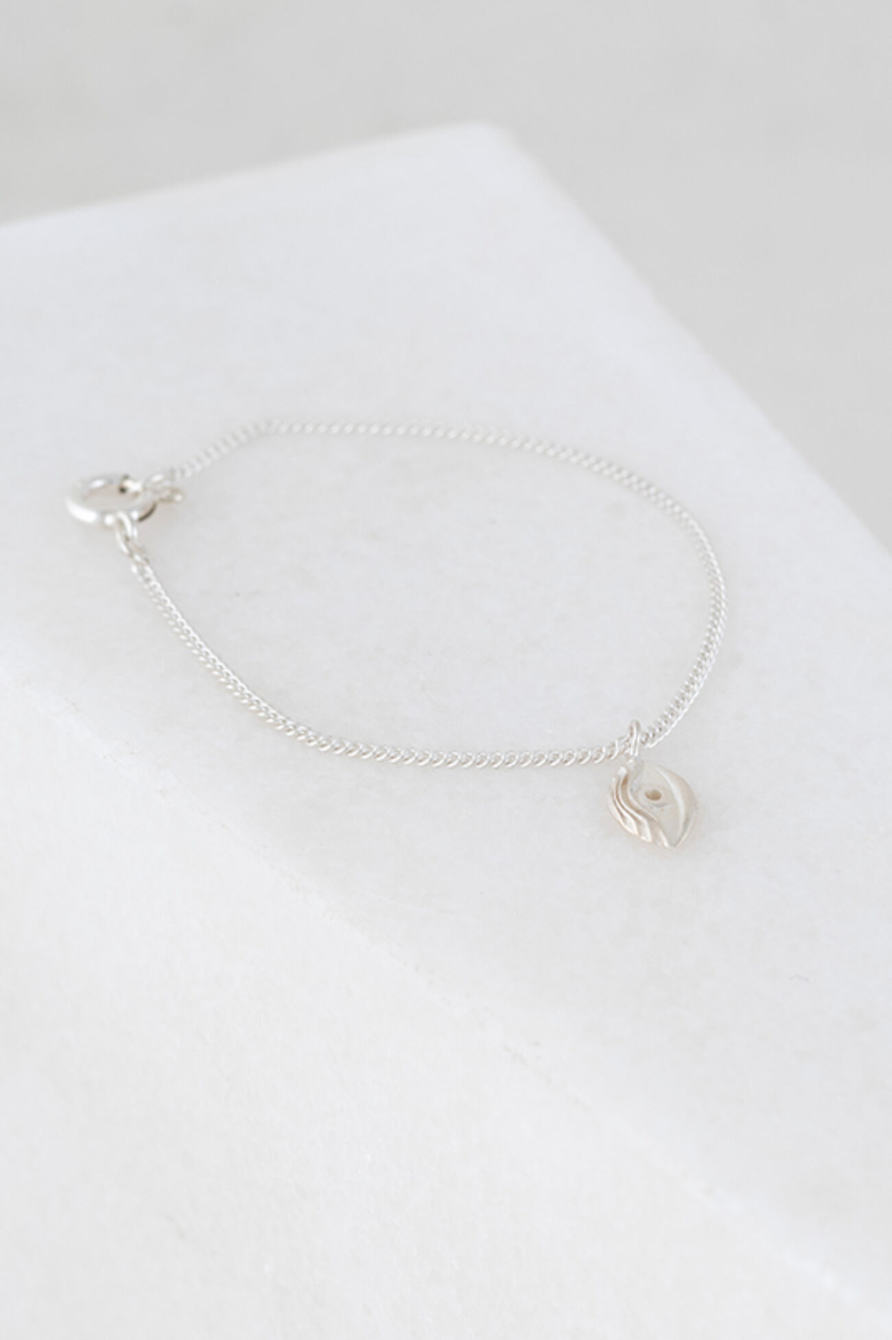 Elisalee the viewer mini armband 4