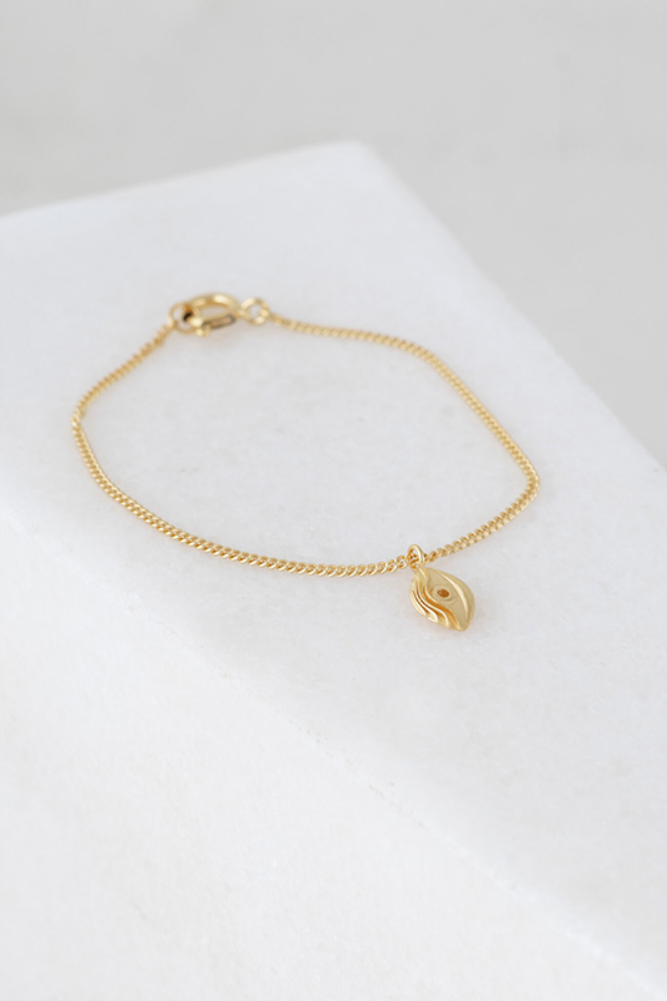Elisalee the viewer mini armband 5